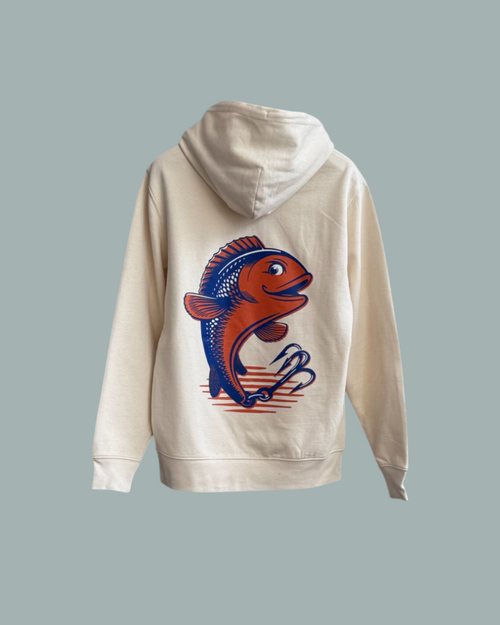 Hoodie Natur: beige hoodie med stor, färgstark logo av en rödblå fisk som hoppar ovanför stiliserade våglinjer på ryggen. Visas mot en stålblå bakgrund.