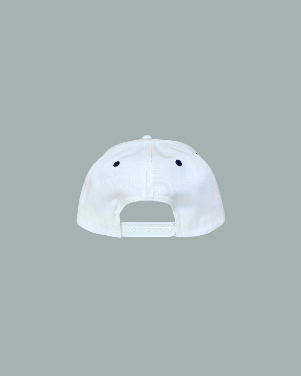 En vit ”Lucky Bait Rope Cap” från Lucky Bait Shop, visad bakifrån, med en stilren snapback-design och två ventilationshål, mot en enfärgad grå bakgrund – perfekt för din nästa fisketur.