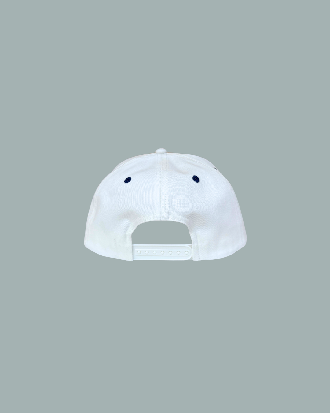 En vit ”Lucky Bait Rope Cap” från Lucky Bait Shop, visad bakifrån, med en stilren snapback-design och två ventilationshål, mot en enfärgad grå bakgrund – perfekt för din nästa fisketur.