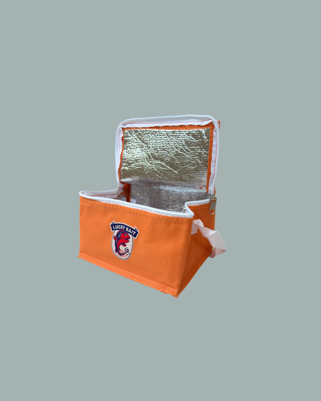 En orange Lucky Bait-matväska från Lucky Bait Shop med en vit rem, öppen så att den silverfärgade insidan syns. På framsidan finns Lucky Eats-kocklogotypen. Mot en enfärgad grå bakgrund är den perfekt förvaring för måltider på språng.