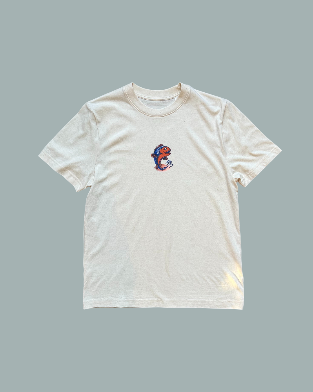 T-shirten Natur är beige och har ett litet, färgglatt Lucky Bait logotryck i form av  fisk- och vågmönster på vänster bröst. Visas mot en stålblå bakgrund.